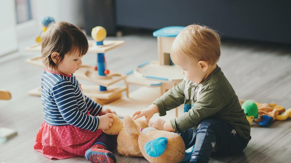 Zwei Kleinkinder spielen