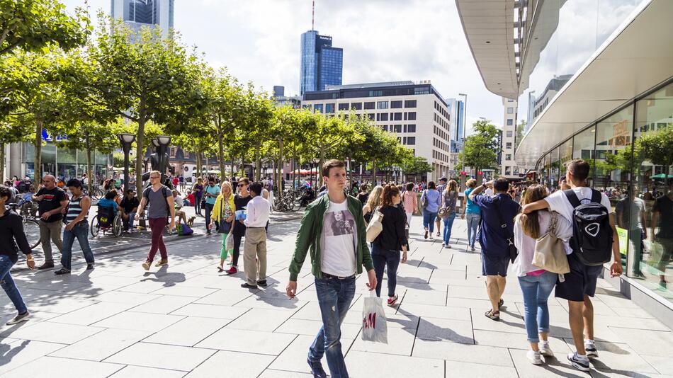 Menschen auf der Zeil in Frankfurt