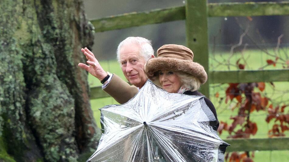König Charles III. und Königin Camilla auf dem Weg zum Gottesdienst.