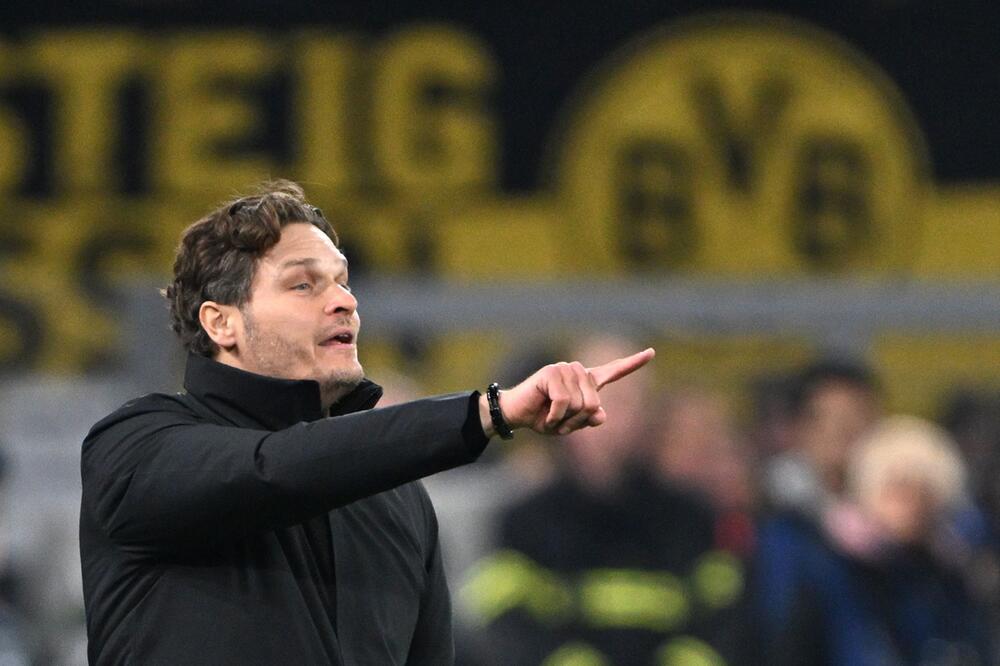 Borussia Dortmunds Trainer Edin Terzic gibt seinen Spielern Anweisungen