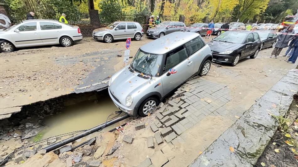 Wasserrohrbruch in Dortmund - Auto versinkt halb in Loch