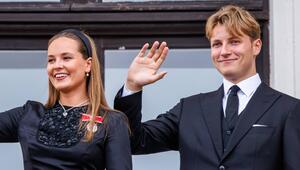 Nach dem Abschied von König Harald zeigte sich Prinz Sverre Magnus gemeinsam mit seiner ...