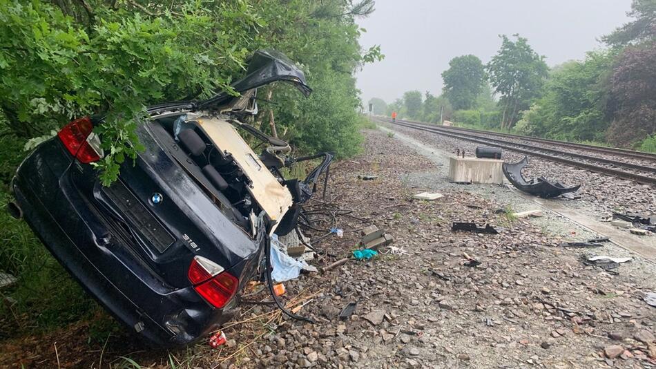 Auto prallt an Bahnübergang gegen Zug