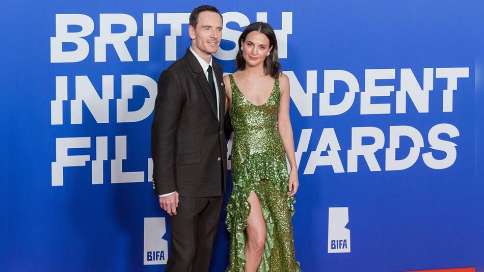 Michael Fassbender und Alicia Vikander Arm in Arm bei den British Independent Film Awards.