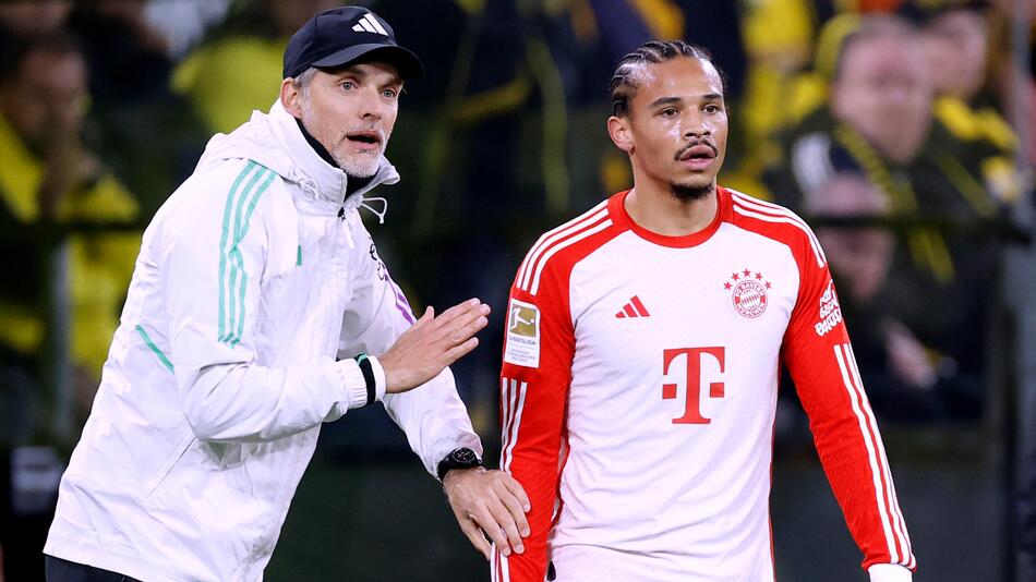 Bayerns Trainer Thomas Tuchel mit seinem Stürmer Leroy Sané während des Spiels in Dortmund