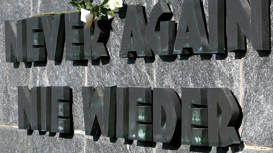 Schriftzug "Nie wieder" am ehemaligen Konzentrationslager in Dachau im Jahr 2003