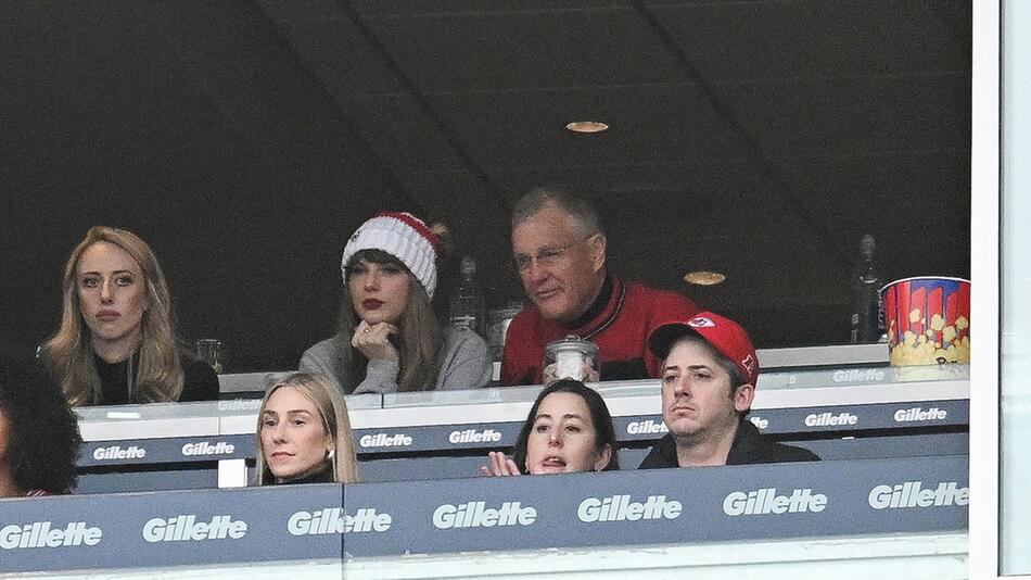 Oft an ihrer Seite: Taylor Swift mit ihrem Vater Scott - hier bei einem Football-Spiel der ...