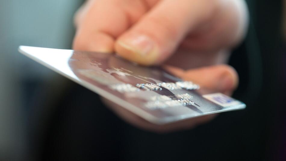 Eine Frau hält eine Bankkarte