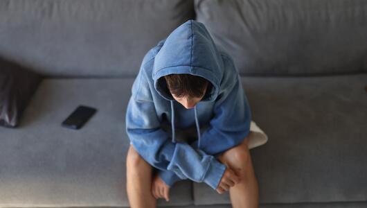 Teenager auf dem Sofa