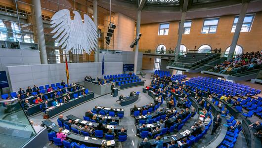 Blick in den Plenarsaal, wo die Parlamentarier die Debatte im Bundestag verfolgen