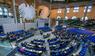 Blick in den Plenarsaal, wo die Parlamentarier die Debatte im Bundestag verfolgen