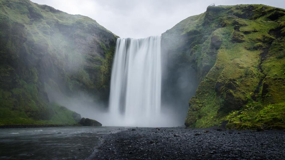 Reiterin steckt an einem Wasserfall fest.