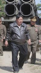 Kim beim Waffentest: Nordkorea feuert ballistische Raketen ab
