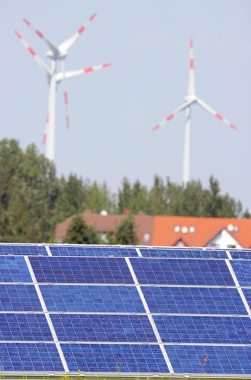 Photovoltaikanlage und Windräder als Stromerzeuger