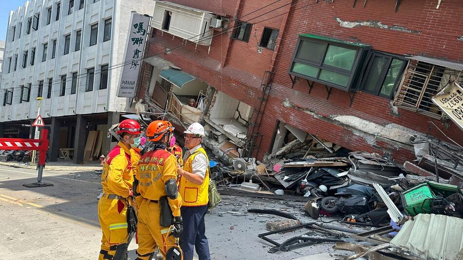 Schweres Erdbeben vor Taiwan