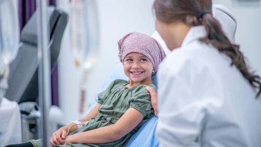 Krebspatientin jung Ärztin glücklich