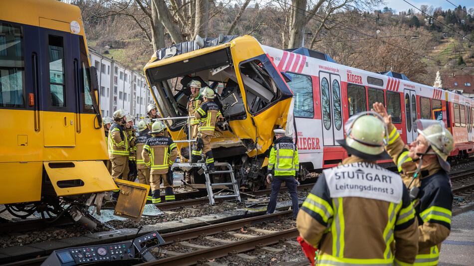 zwei zerstörten Stadtbahnen in Stuttgart