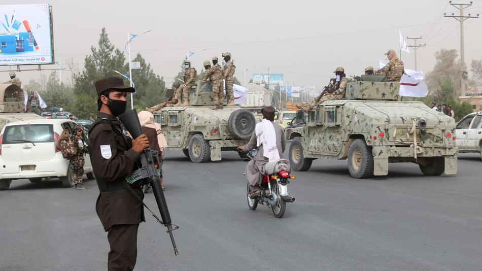 Taliban-Kämpfer bei der Patrouille