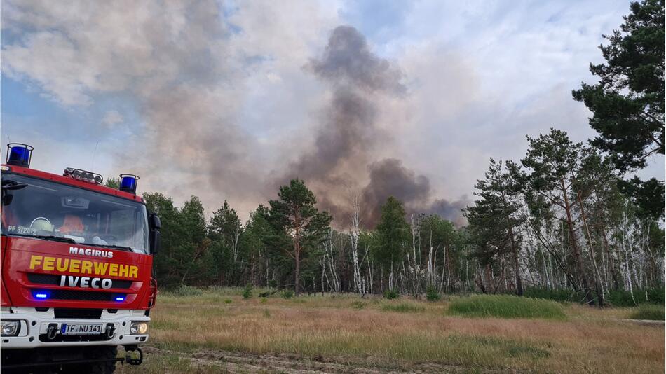 Die Feuerwehr aus Brandenburg bei einem Löscheinsatz.