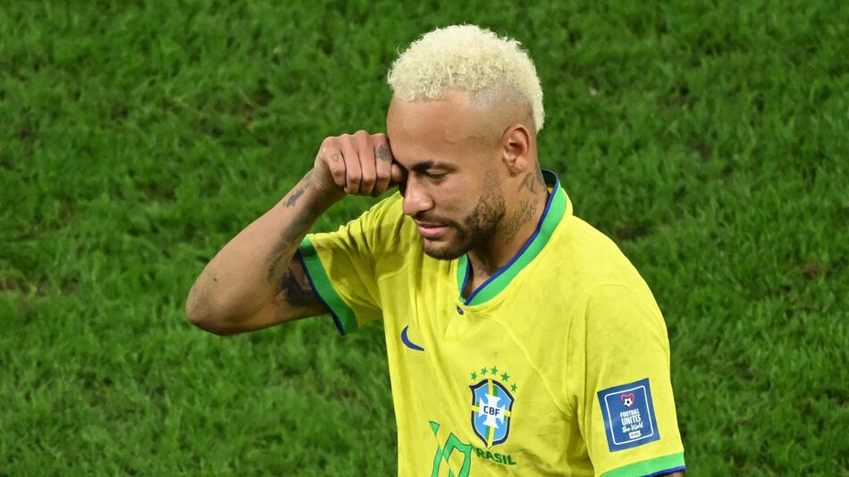 Brasiliens Star Neymar weint nach dem WM-Aus am 9. Dezember 2022 im Viertelfinale gegen Kroatien