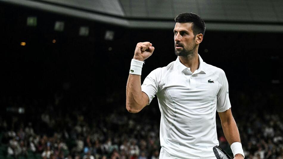 Novak Djokovic ballt nach seinem Sieg über Holger Rune in Wimbledon die Faust