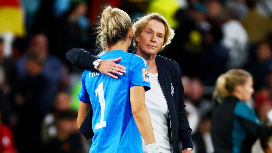 Martina Voss-Tecklenburg nimmt nach dem Scheitern bei der WM 2023 Merle Frohms in den Arm