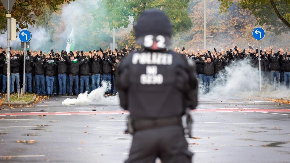 Fußball-Fans und Polizei