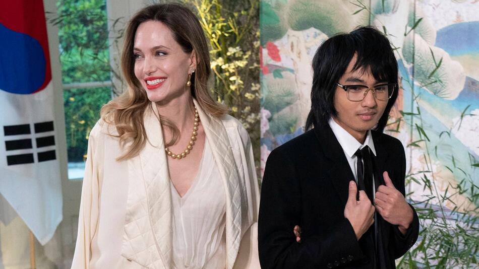 Maddox Jolie-Pitt steht seiner Mutter Angelina Jolie bei Dreharbeiten in der französischen ...