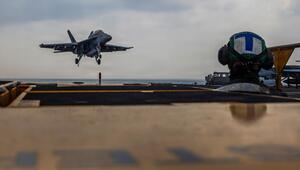 Ein Kampfjet landet auf dem Flugzeugträger "USS Abraham Lincoln".