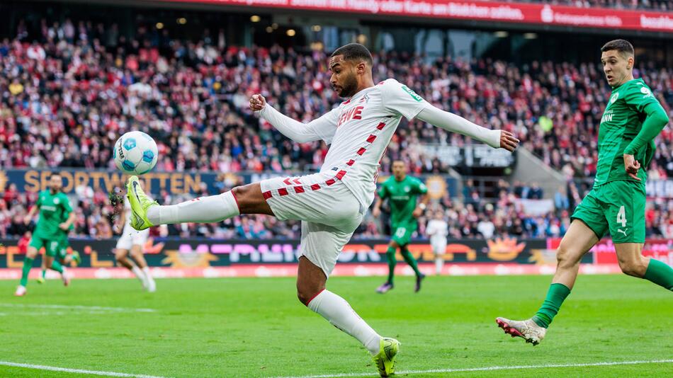 Kölns Linton Maina klärt im Spiel gegen Fürth den Ball von der Linie.