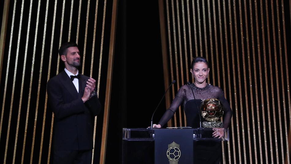Aitana Bonmati erhält den Ballon d'Or von Novak Djokovic.