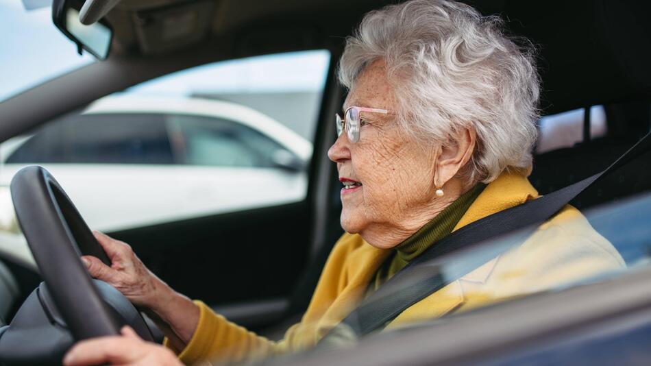 Rentnerin im Auto