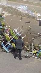 Chaos im Gartencenter: Windböe fegt Pflanzenregale um