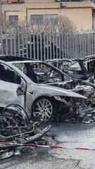 Brand bei Tesla-Händler in Rom