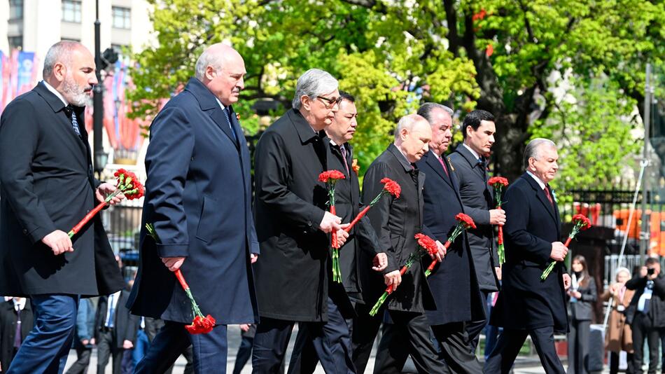 Paschinjan und Lukaschenko in Moskau zum Kriegsgedenken