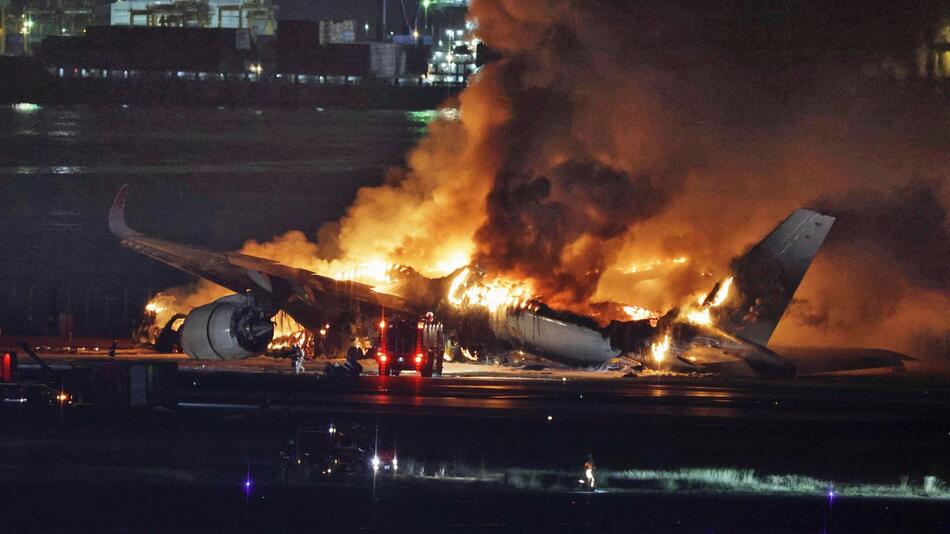 Flugzeugbrand auf Tokioter Flughafen