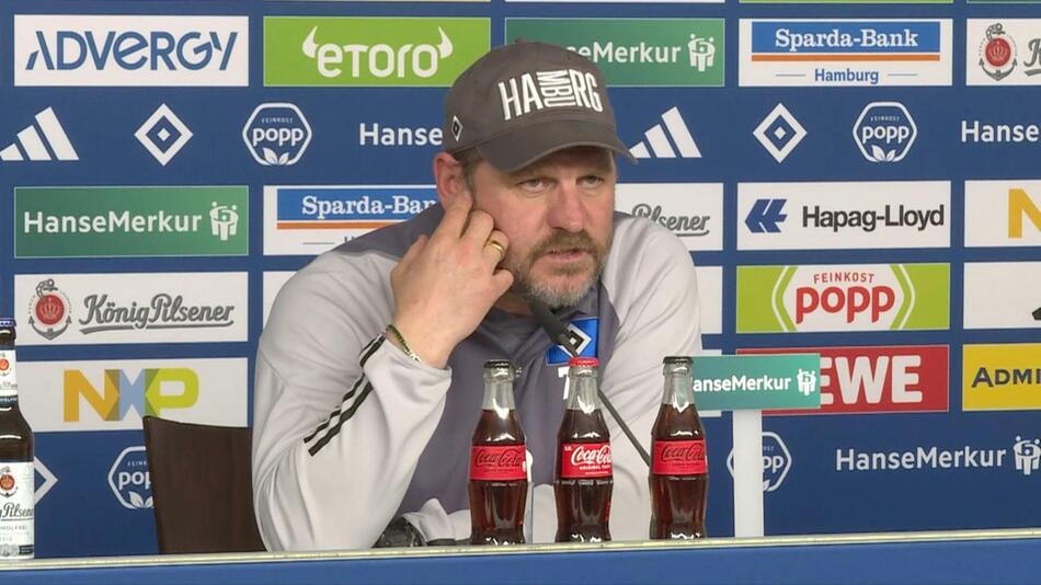 HSV-Coach Steffen Baumgart während der Pressekonferenz vor der Partie in Magdeburg