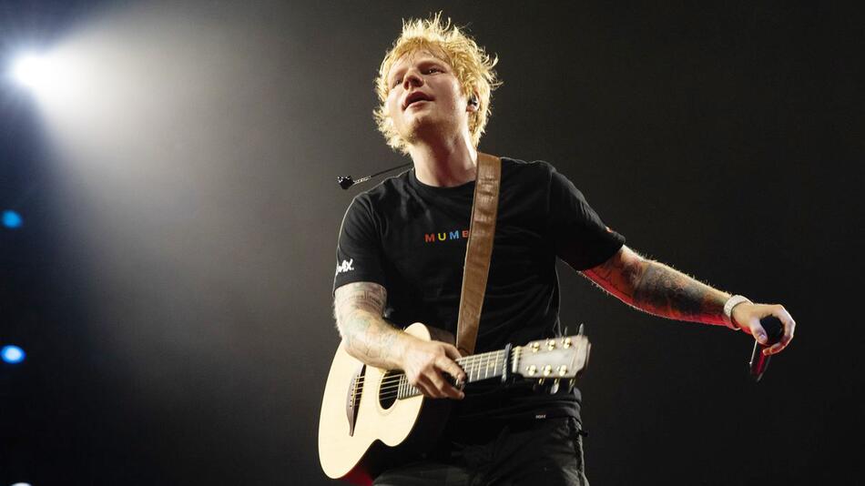 Ed Sheeran hat seine Fans erhört und bringt ein Live-Album zur "Mathematics"-Tour heraus.