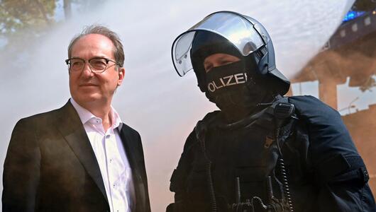 Innenminister Dobrindt bei einem Besuch der Bundespolizei.