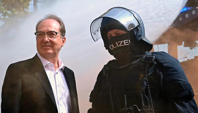 Innenminister Dobrindt bei einem Besuch der Bundespolizei.