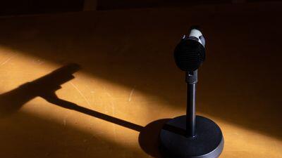 Ein Mikrofon steht in einem Saal eines Gerichts.