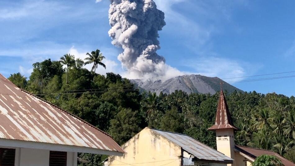 Vulkan Ibu ist ausgebrochen