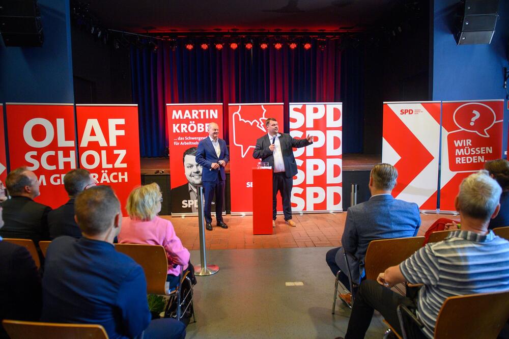 Olaf Scholz im Gespräch in Magdeburg