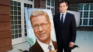 Michael Mronz mit einem Bild des verstorbenen Guido Westerwelle.
