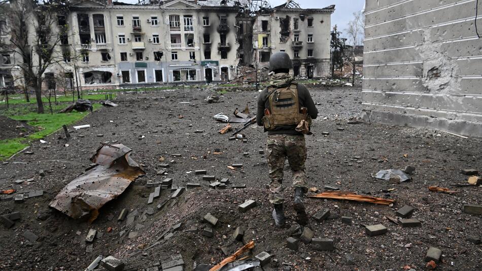 Ein russischer Soldat läuft durch das zerstörte Bachmut.