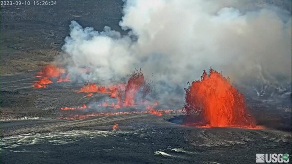 Der Vulkan Kilauea auf Hawaii spuckt Lava und Asche
