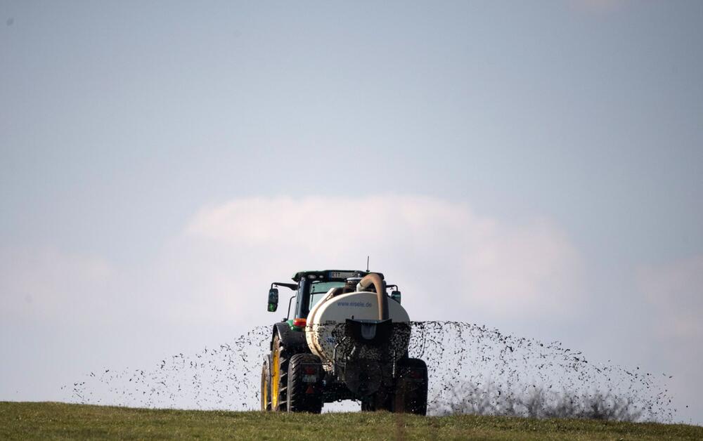 Ein Landwirt düngt