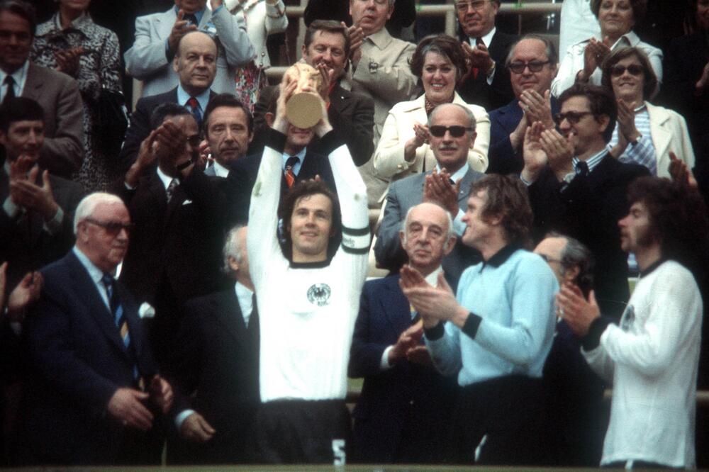 Franz Beckenbauer feiert den WM-Triumph 1974