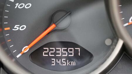 Fahrleistungen von E- und Verbrenner-Autos: Wer frisst mehr Kilometer? Sie liegen falsch!