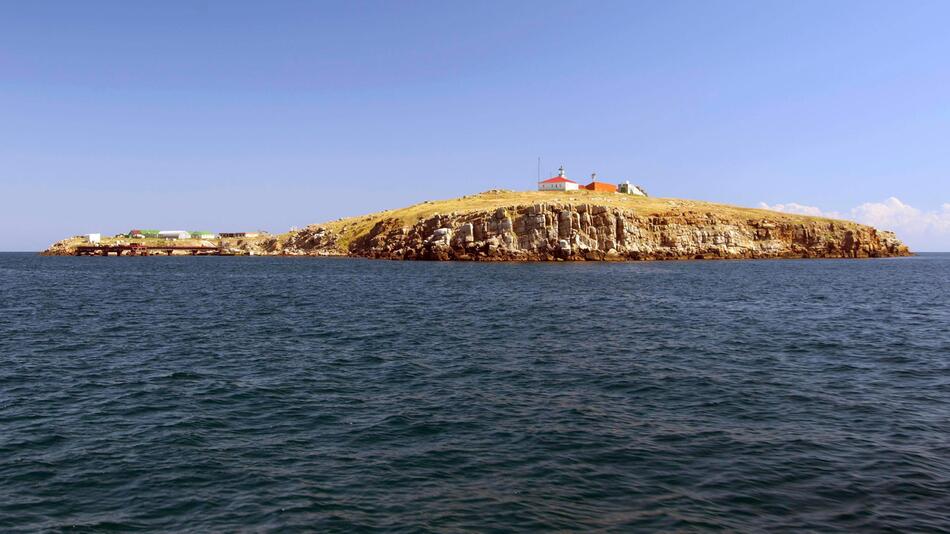 Blick vom Meer auf die Schlangeninsel